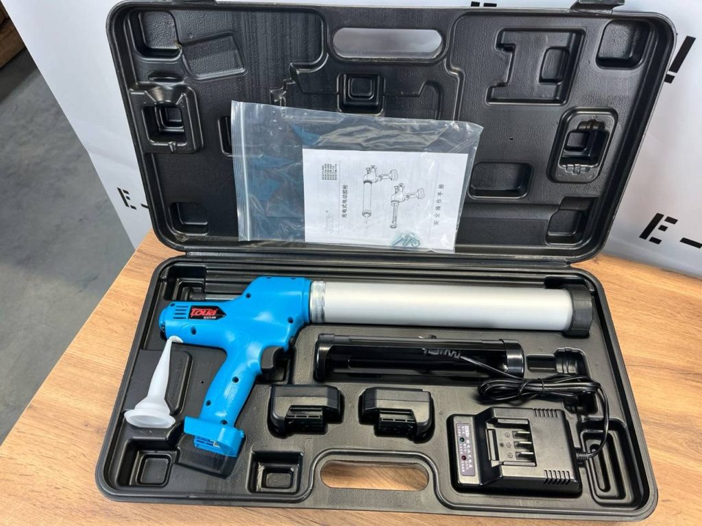 Аккумуляторный пистoлет для гepметика и клея Тouа DCG72-600